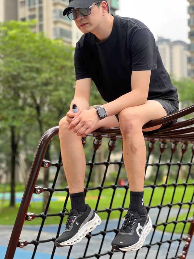 别穿Nike、阿迪换成4个中产品牌更高级qmh球盟会亚博答应我：中年男人运动鞋(图9)
